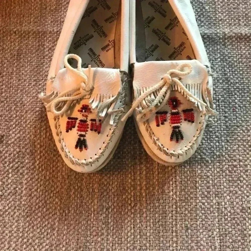 Women's Size 10 Vintage Minnetonka White Leather Beaded Moccasins - Picture 3 of 8